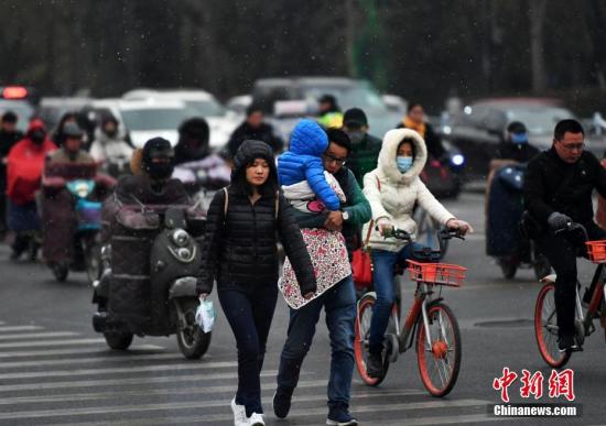 資料圖：民眾雪中出行。 中新社記者 翟羽佳 攝