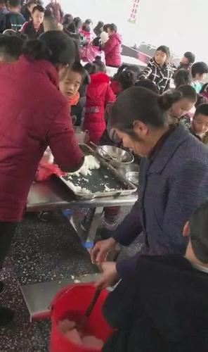 大媽搶小學(xué)生飯菜回家喂豬 校方:限制外來(lái)人員入校
