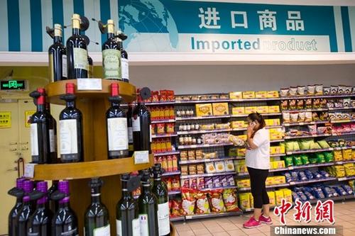 山西太原，民眾在超市挑選進口商品。<a target='_blank' href='http://www.chinanews.com/'>中新社</a>記者 張云 攝