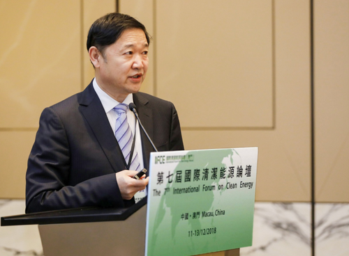 國(guó)際清潔能源論壇理事、黃河水電公司董事長(zhǎng)謝小平在2018國(guó)際清潔能源論壇上分享了黃河水電在水光互補(bǔ)、生態(tài)光伏以及光伏科研方面的實(shí)踐。