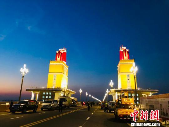 重新亮燈的南京長(zhǎng)江大橋橋頭堡，在夜空中異常醒目?！℃面?攝