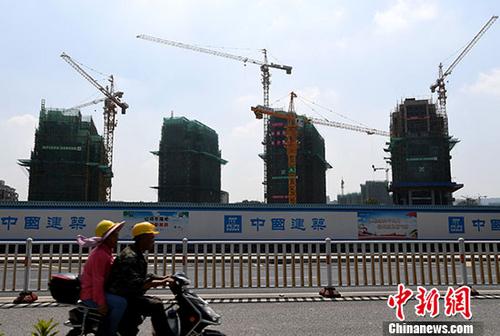 8月10日，福州正在建設(shè)中的房地產(chǎn)樓盤。9日，福建省《關(guān)于聯(lián)合開展打擊違法違規(guī)行為治理房地產(chǎn)市場專項(xiàng)行動工作的通知》正式下發(fā)。通知提出，先行在福州市、廈門市開展打擊房地產(chǎn)開發(fā)企業(yè)和房地產(chǎn)經(jīng)紀(jì)機(jī)構(gòu)(含營銷策劃中介機(jī)構(gòu))侵害群眾利益違法違規(guī)行為、治理房地產(chǎn)市場亂象專項(xiàng)行動。 <a target='_blank' href='http://www.chinanews.com/'>中新社</a>記者 張斌 攝