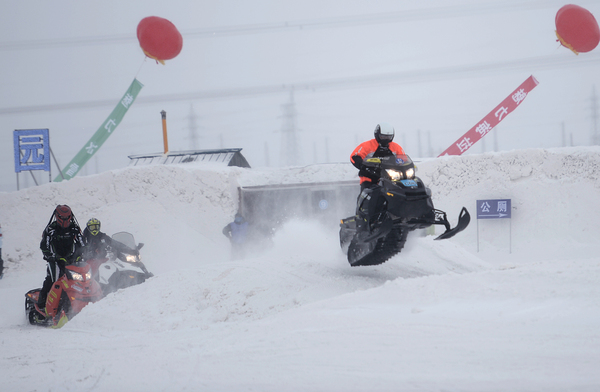 4、雪地摩托車越野挑戰(zhàn)賽選手們激烈的角逐