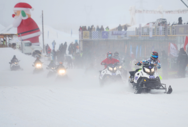 9、雪地摩托車越野挑戰(zhàn)賽選手們角逐