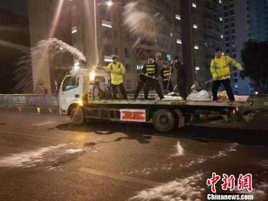 貴州遭遇凝凍致多路段結(jié)冰交警24小時不間斷巡路抗凝