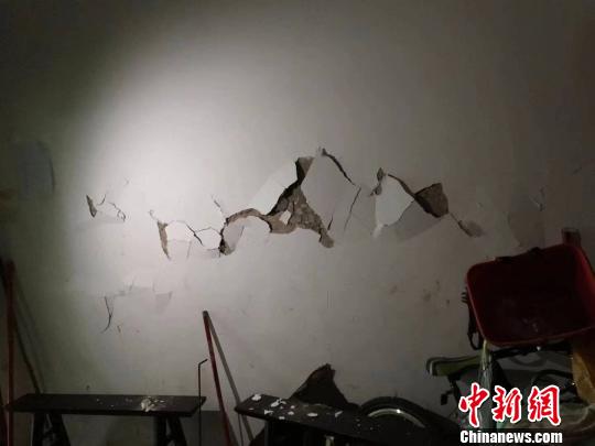 地震后房屋受損?！＄羁h宣傳部供圖 攝