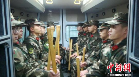 武警四川總隊宜賓支隊珙縣中隊前往震中?！＄羁h中隊供圖 攝