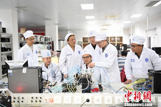 西安分院嫦娥四號探測器的研制人員正在討論問題?！√K宏偉 攝