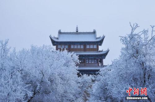 資料圖：小寒時(shí)節(jié)，甘肅嘉峪關(guān)市迎來(lái)了一場(chǎng)大雪。師永紅 攝