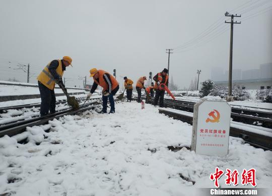 合肥工務(wù)段組織職工不間斷清掃鐵道線道岔積雪，保障鐵路安全暢通?！「]鋮 攝