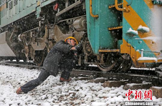 南京東機(jī)務(wù)段機(jī)車乘務(wù)員強(qiáng)化雪天機(jī)車走行部、車鉤等關(guān)鍵部件檢查，確保機(jī)車質(zhì)量良好，途中運(yùn)輸安全?！⒔鸾?攝