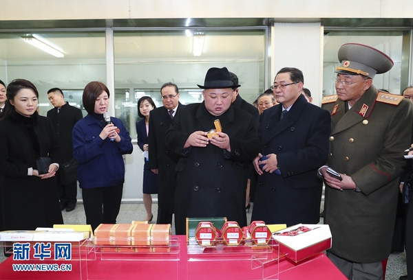 1月8日，中共中央總書記、國家主席習(xí)近平同當(dāng)日抵京的朝鮮勞動(dòng)黨委員長、國務(wù)委員會委員長金正恩舉行會談。這是1月9日，金正恩參觀北京同仁堂股份有限公司同仁堂制藥廠亦莊分廠，實(shí)地考察有關(guān)傳統(tǒng)工藝及現(xiàn)代化中藥加工生產(chǎn)線。