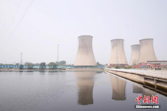 6月12日，2022年冬奧會進入“北京周期”后，各項籌備工作正在有條不紊推進，記者探訪三大場館建設(shè)進展，進一步了解可持續(xù)辦奧的理念。作為今年平昌冬奧會新增的正式比賽項目，單板大跳臺滑雪也將出現(xiàn)在2022年北京冬奧會上。按照規(guī)劃，位于首鋼園區(qū)內(nèi)的滑雪大跳臺建成后將成為世界首例永久保留和使用的單板大跳臺場地。冬奧會后，該場地可承辦國內(nèi)外大跳臺項目體育比賽，成為專業(yè)運動員和運動隊訓(xùn)練場地、青少年后備人才選拔基地、賽事管理人員訓(xùn)練基地等，并作為向民眾開放的冬奧會標志性景觀旅游景點和休閑健身活動場所。圖為滑雪大跳臺規(guī)劃區(qū)域。 <a target='_blank' href='http://www.chinanews.com/'>中新社</a>記者 韓海丹 攝