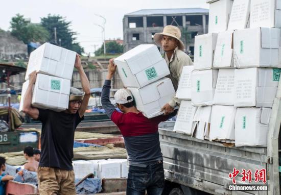 工人在裝載進口貨物。 翟李強 攝