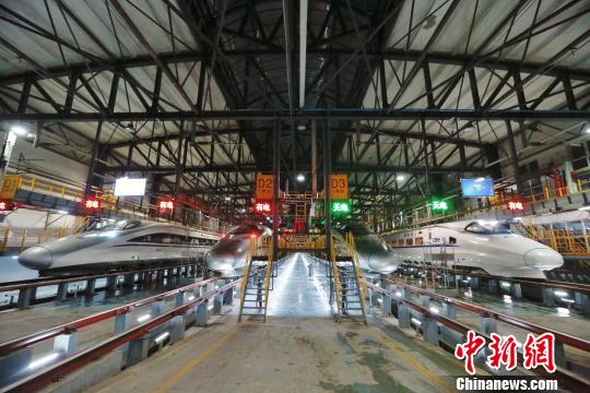 四列動(dòng)車組停放在南昌西動(dòng)車所檢修大庫內(nèi)進(jìn)行檢修。　丁波 攝