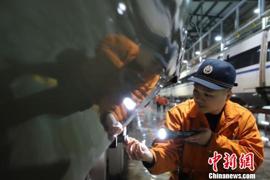 動(dòng)車機(jī)械師正在檢修動(dòng)車組走行部組件。　肖堯 攝
