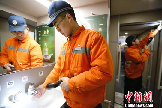動(dòng)車機(jī)械師正在檢查動(dòng)車組車廂內(nèi)各旅客服務(wù)設(shè)備狀態(tài)是否良好。　丁波 攝