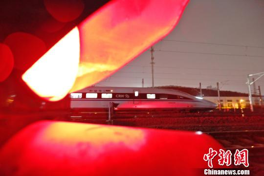 一列完成檢修的動(dòng)車組，緩緩駛?cè)氪孳嚲€?！《〔?攝
