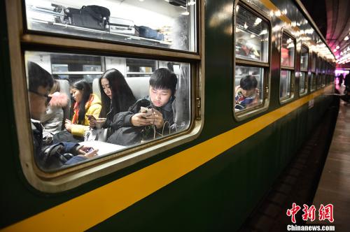 圖為旅客在站點火車上。<a target='_blank' href='http://www.chinanews.com/' >中新網(wǎng)</a>記者 金碩 攝