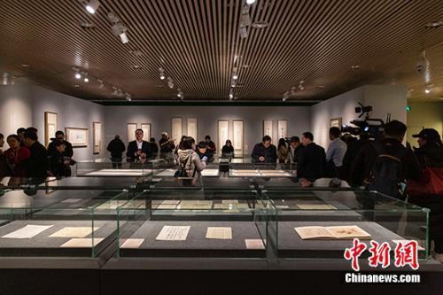 資料圖：“高山仰止—張伯駒潘素伉儷藝術(shù)文獻(xiàn)展”現(xiàn)場(chǎng)。展方供圖