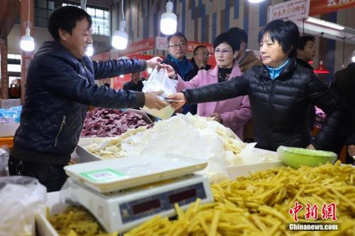 資料圖：臨近春節(jié)，在2019貴陽新春年貨購物節(jié)上前來選購年貨的民眾絡繹不絕。 <a target='_blank' href='http://www.chinanews.com/'>中新社</a>記者 瞿宏倫 攝