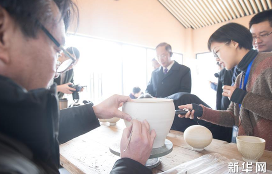 1月22日，游客在上虞區(qū)鳳凰山考古遺址公園了解越窯青瓷制作。