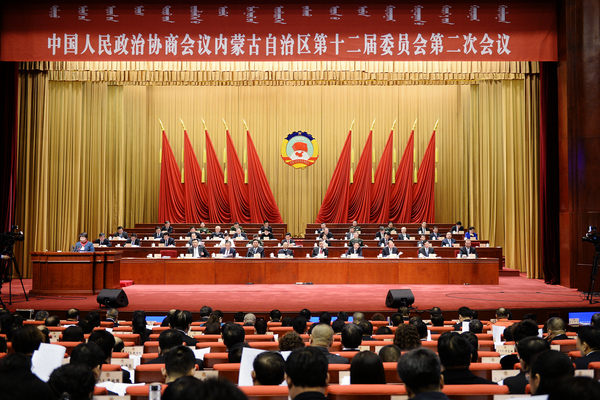 1、1月25日上午，中國(guó)人民政治協(xié)商會(huì)議內(nèi)蒙古自治區(qū)第十二屆委員會(huì)第二次會(huì)議在內(nèi)蒙古人民會(huì)堂開(kāi)幕。