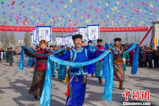 圖為祭祀儀式中取火種的隊(duì)伍入場?！『?攝