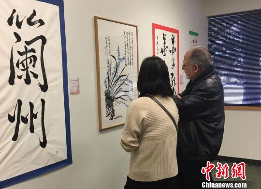 《海外華人寫蘭州國際書法展》在美國丹佛活動的展覽廳一角?！＄娦?攝