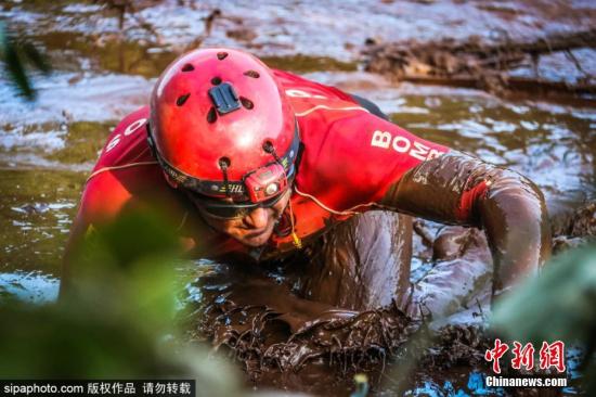 1月29日消息，全球最大鐵礦石生產(chǎn)商巴西淡水河谷公司位于巴西米納斯吉拉斯州的一處鐵礦廢料礦坑堤壩25日發(fā)生決堤事故。圖片來(lái)源：Sipaphoto版權(quán)作品 禁止轉(zhuǎn)載