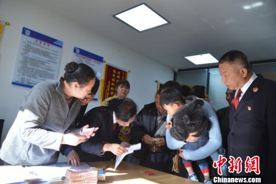 昆明37名農(nóng)民工過年“討薪難”檢察官介入要回“血汗錢”