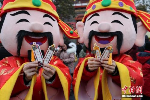 資料圖：“財神”展示紅包里的“宋錢”。 王中舉 攝