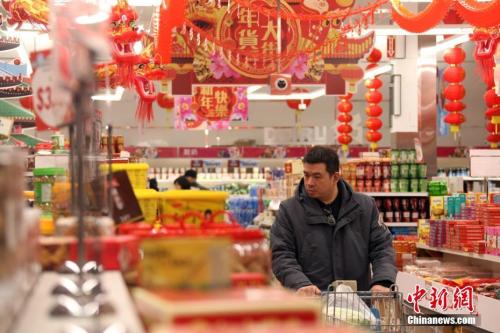 資料圖：消費者正在置辦年貨。<a target='_blank' href='http://www.chinanews.com/'>中新社</a>記者 余瑞冬 攝