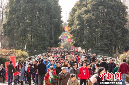 圖為博物館內(nèi)熙熙攘攘的人群?！＄娦?攝
