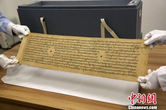 圖為完成修復(fù)的敦煌唐代藏文寫經(jīng)?！垥粤?攝