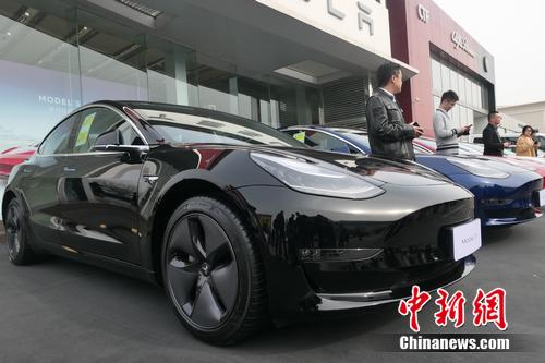 首批特斯拉Model 3中國(guó)市場(chǎng)交付現(xiàn)場(chǎng)。 張旭 攝