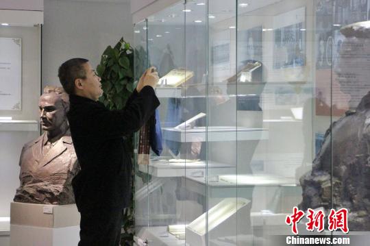 圖為民眾參觀中國教師博物館?！≮w曉 攝