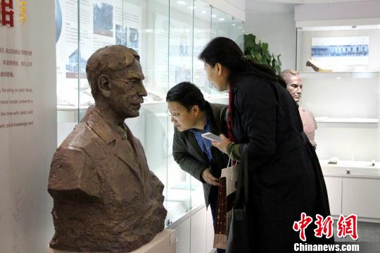圖為民眾參觀中國教師博物館?！≮w曉 攝