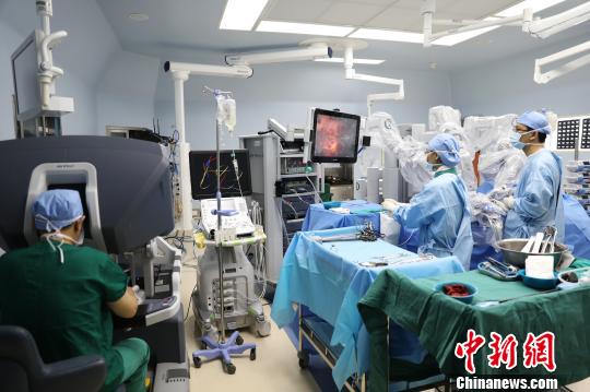 外科醫(yī)生助手、麻醉師、護(hù)士等進(jìn)行輔助操作 楊森 攝