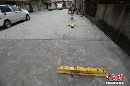 資料圖：某小區(qū)通道上演搶占停車位大戰(zhàn)。<a target='_blank' href='http://www.chinanews.com/'>中新社</a>發(fā) 胡楊 攝 圖片來源：CNSPHOTO