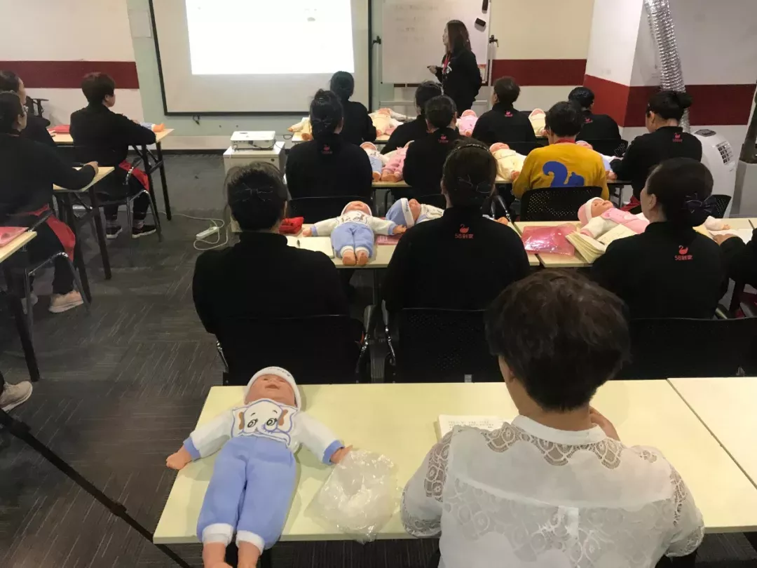 金牌月嫂月入2萬(wàn)24小時(shí)待命 平均睡眠不超5小時(shí)