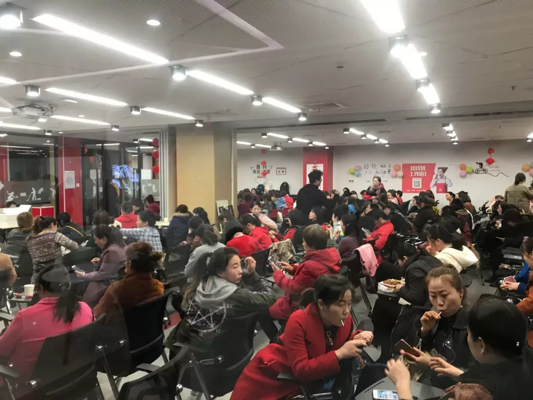 金牌月嫂月入2萬(wàn)24小時(shí)待命 平均睡眠不超5小時(shí)