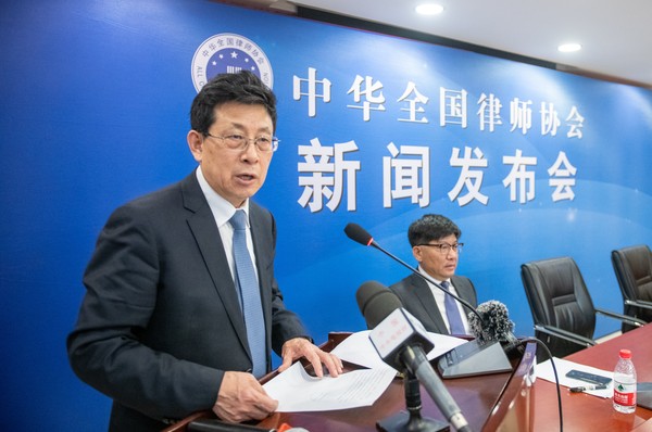 圖為山西省律師協(xié)會會長高劍生在介紹山西律師試行律師參與化解和代理涉法涉訴信訪案件制度情況