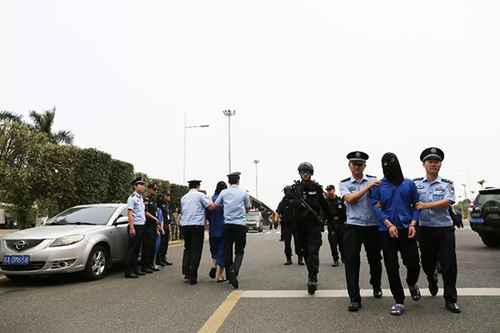 海南運霸團伙盤踞火車站 出租車?yán)托杞蝗祟^費