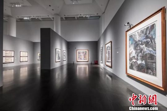 “我本自由——?jiǎng)⒔B薈從藝六十周年藝術(shù)展”20日在北京開幕?！≈鬓k方供圖 攝