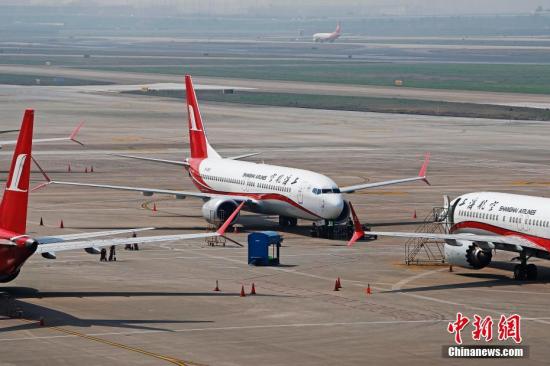 資料圖：3月17日，上海航空公司的9架波音737MAX機型飛機停在虹橋國際機場停機坪上，工作人員正在對飛機進行檢查。據路透社報道，波音公司計劃將在未來一周到10天內發(fā)布波音737MAX機型相關升級軟件。目前，波音737MAX機型已經在全球停飛。<a target='_blank' href='http://www.chinanews.com/'>中新社</a>記者 殷立勤 攝