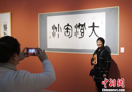 “思入風(fēng)云筆翻江?！∝陼?shū)畫(huà)藝術(shù)回顧展”在福州的福建省畫(huà)院開(kāi)幕，吸引觀眾在作品前留影?！∮浾邉⒖筛?攝