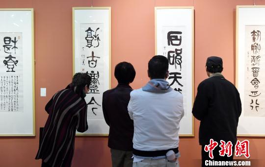 “思入風(fēng)云筆翻江?！∝陼?shū)畫(huà)藝術(shù)回顧展”在福州的福建省畫(huà)院開(kāi)幕，吸引觀眾前來(lái)觀展?！∮浾邉⒖筛?攝