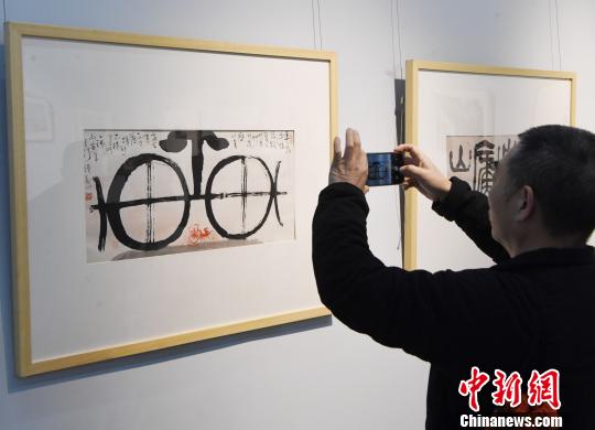 “思入風(fēng)云筆翻江?！∝陼?shū)畫(huà)藝術(shù)回顧展”在福州的福建省畫(huà)院開(kāi)幕吸睛?！∮浾邉⒖筛?攝