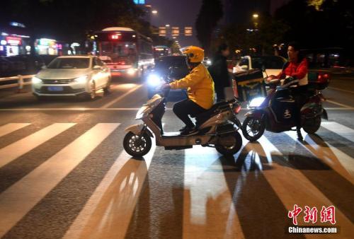 　資料圖：外賣員安興在送餐的路上。<a target='_blank' href='http://www.chinanews.com/'>中新社</a>記者 呂明 攝